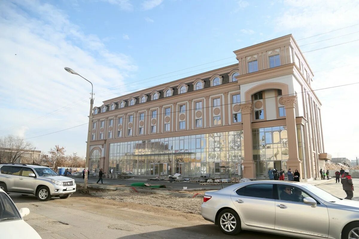 Здание кристалл астрахань. Кристалл кофейня астрахань. Здание кристалл астрахань. Кирова 34 астрахань. Азербайджан центр астрахань.
