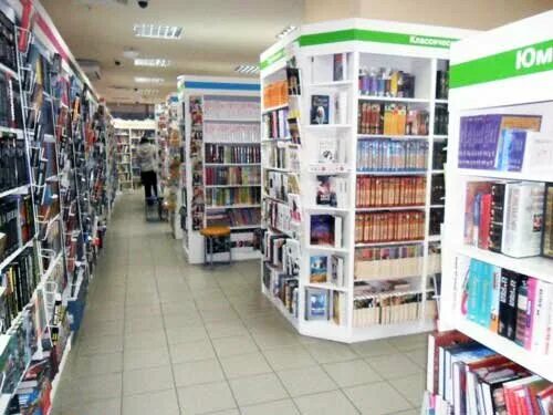 Новые книжные магазины москвы. Книжный магазин достоевский ул воздвиженка. Большой книжный магазин на арбате. Новый книжный. Профсоюзная 92 библиотека.