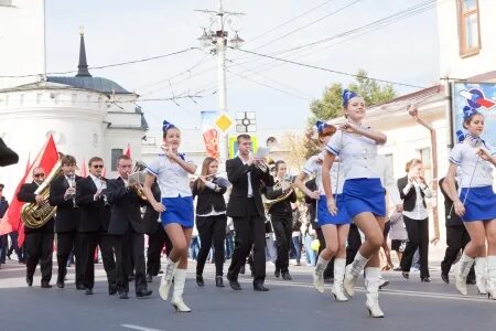 Танцевальный парад. Забег на каблуках. Забег на каблуках Сургут. Челябинск забег на шпильках горки. События 6 сентября