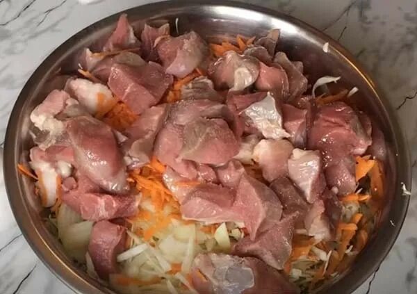 Луковая зажарка. Блюдо в казане с капустой. Тушеная капуста с томатом. Капуста тушеная в казане на плите. Солянка тушеная.