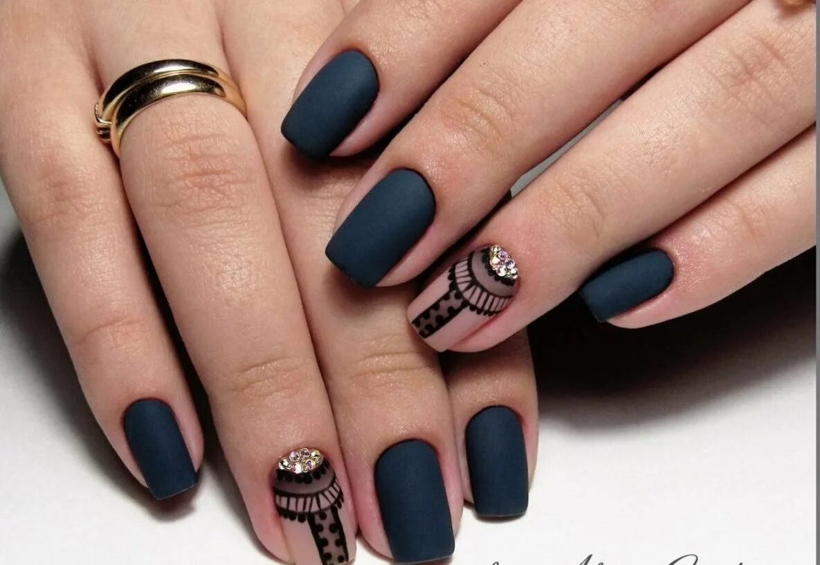 темный маникюр. синий матовый маникюр. черные матовые ногти. чёрный матовый френч 2022 миндаль. дизайн матовых ногтей.