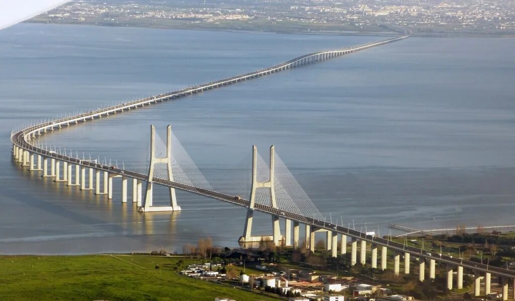 Какой длины мост. Мост ВАСКО да Гама. Мост ВАСКО да Гама в Лиссабоне. Лиссабон река Тежу мост ВАСКО да Гама. Мост «ВАСКО да Гама» (Лиссабон, Португалия).