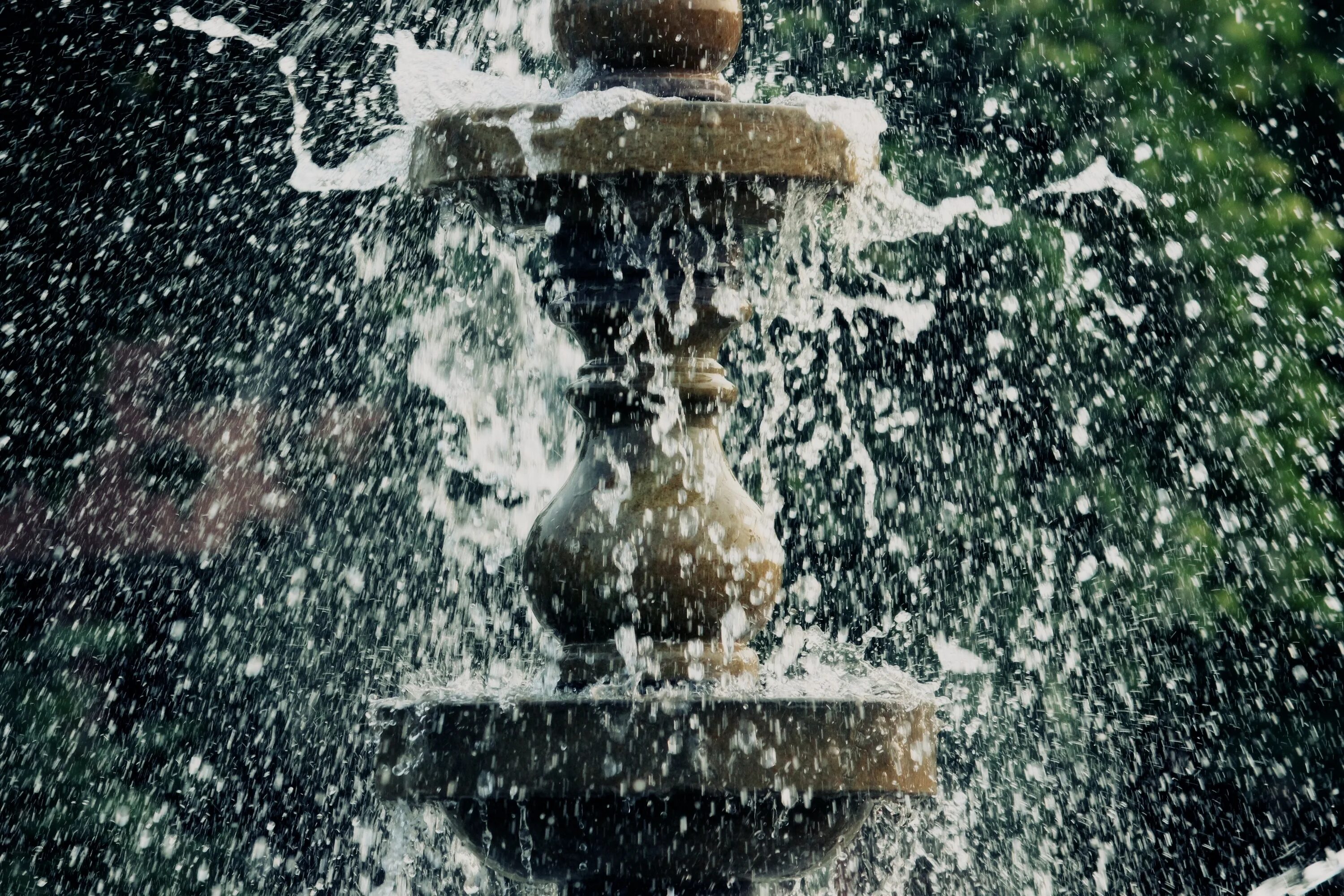 Water fountain перевод на русский. Брызги фонтана. Вода в фонтане. Брызги из фонтана. Вода из фонтана.