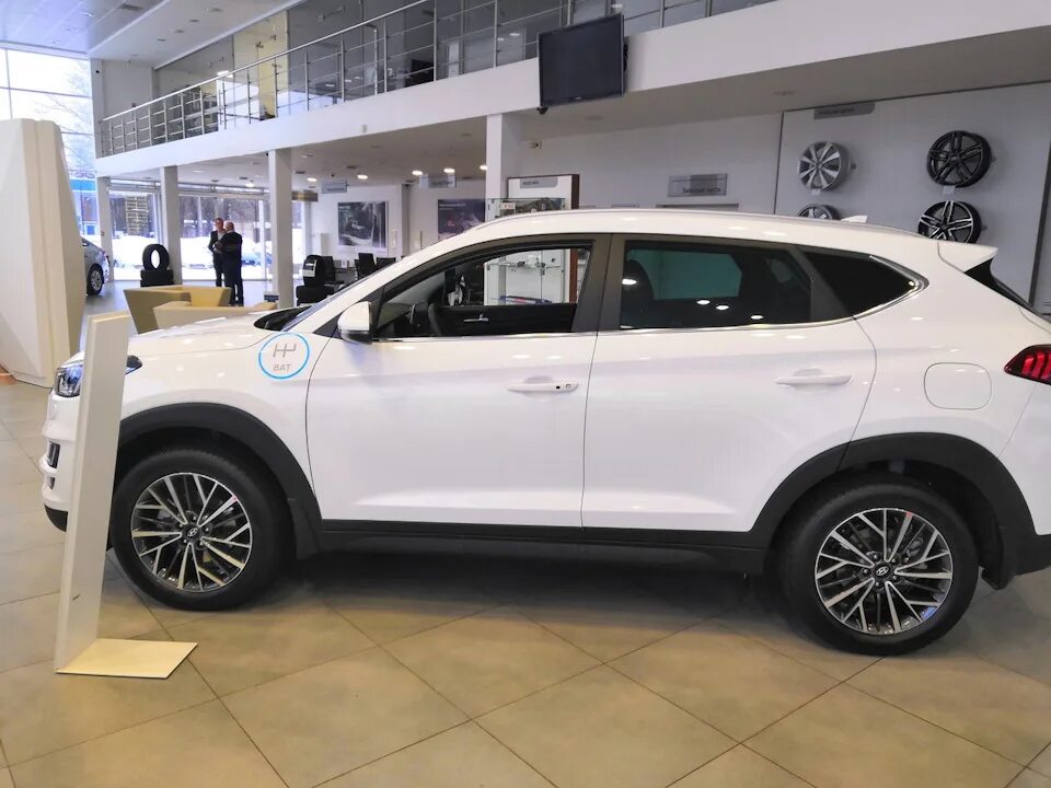 Диски туксон 2017. Hyundai tucson 2019 на белых дисках. диски на хендай туссан 2019 r18. hyundai tucson 2019 диски. диски литые хендай туссан 2018.