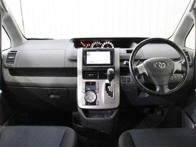 Toyota voxy r60. Тойота voxy 2020. Toyota voxy 2012 interior. Торпеда тойота вокси 2008. Toyota voxy 2010 салон.