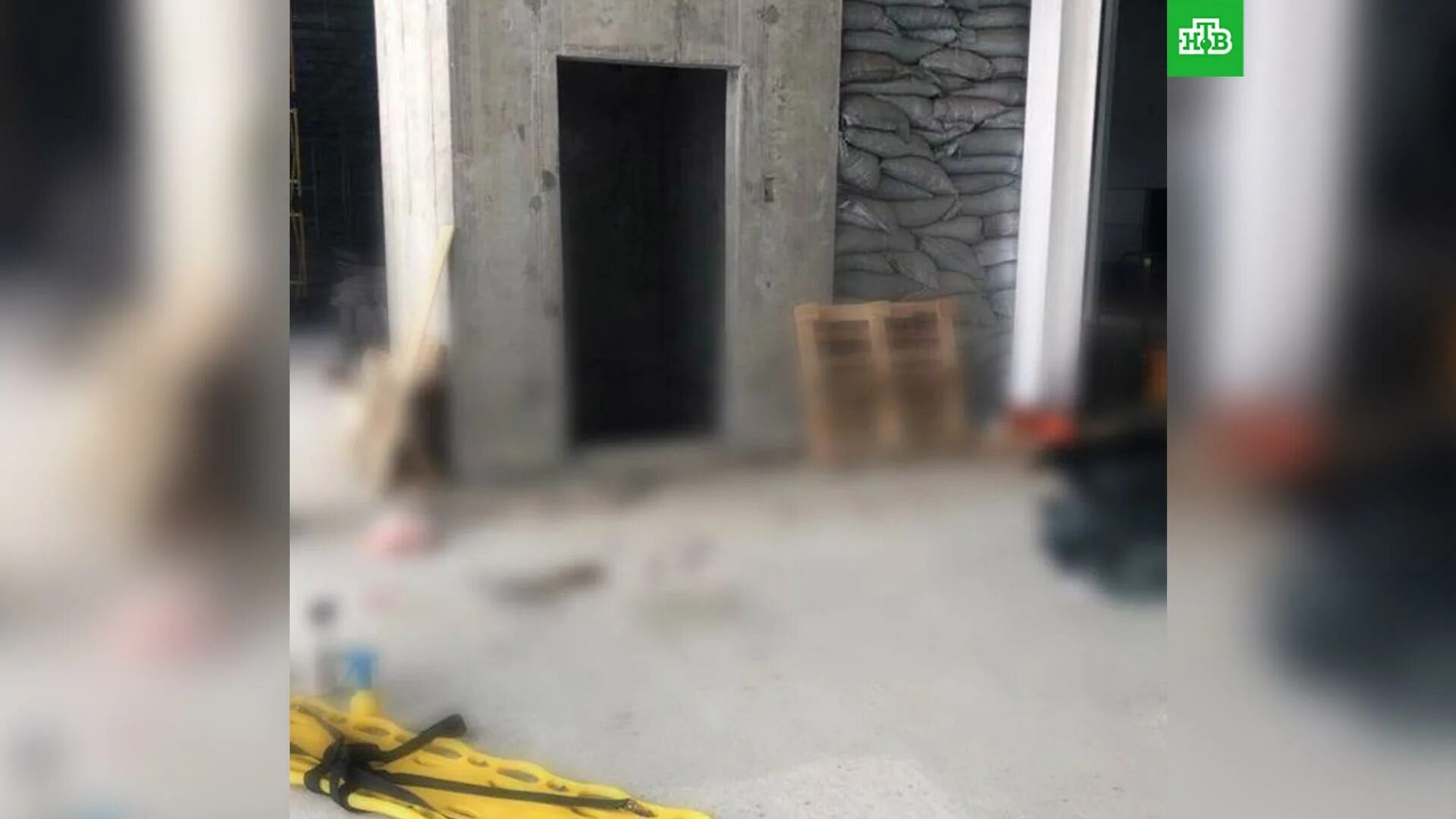 Человек упал в шахту лифта. Металлическая шахта лифта. Человек упал в шахту лифта. Шахта лифта. Человек упал в шахту лифта.