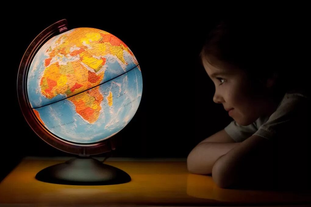 Люди земного шара. Человек с глобусом. Глобус для детей. География планеты. Дети изучают Глобус.