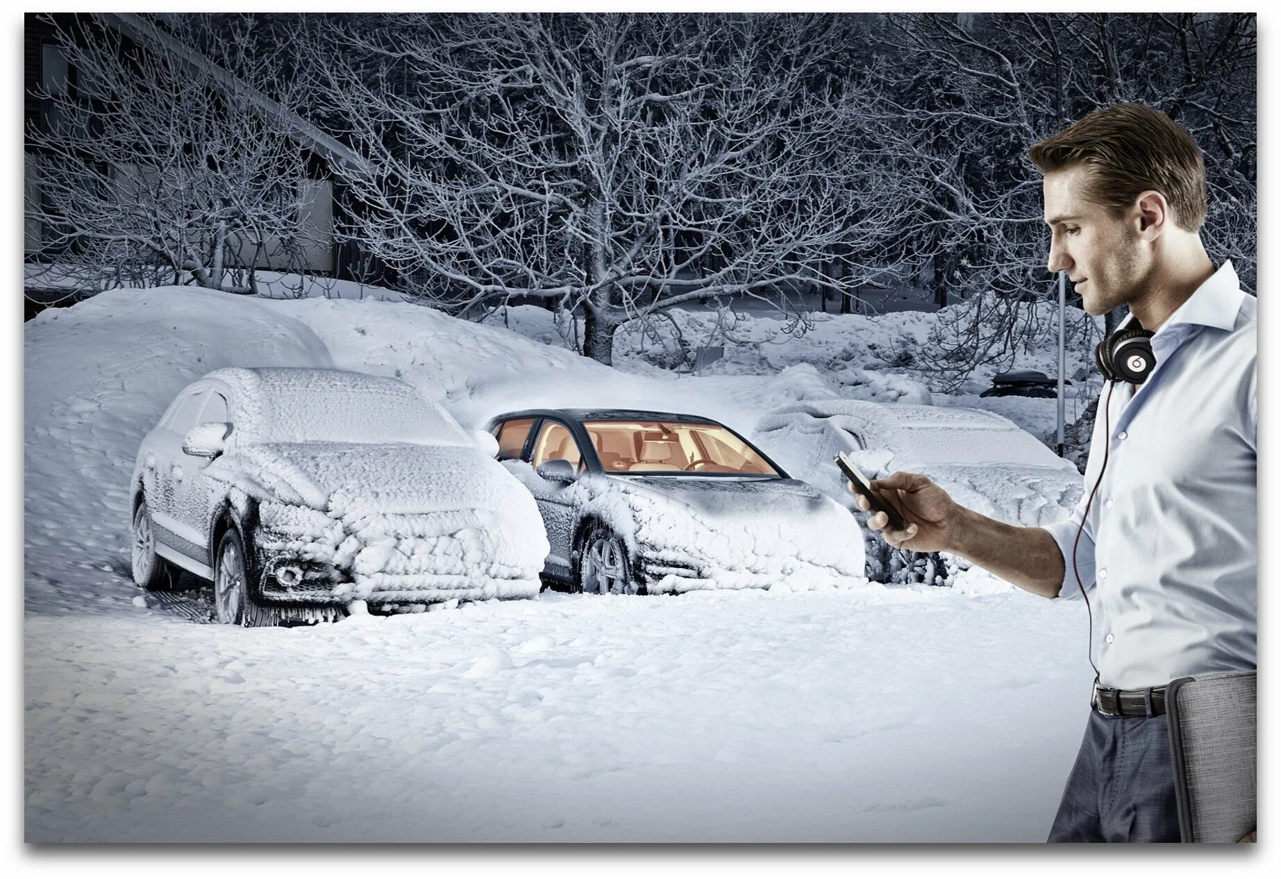Автомобиль зимой. Машина в снегу. Замерзший автомобиль. Прогрев авто.
