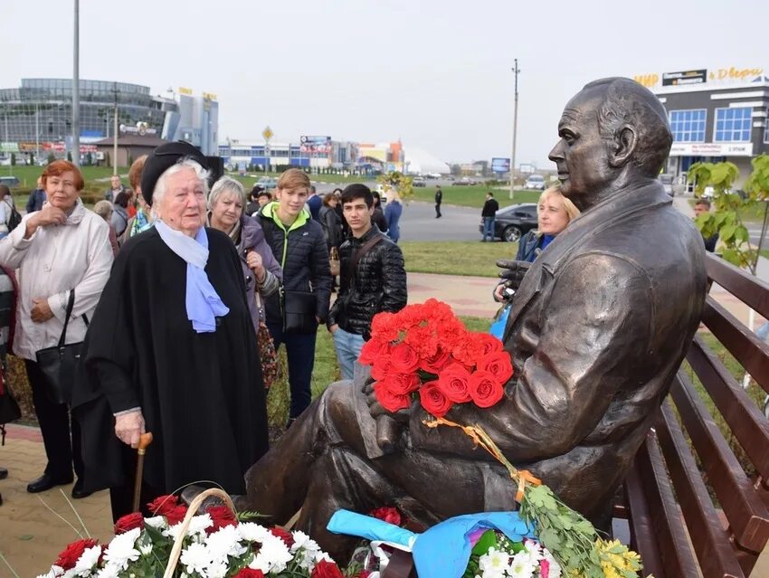 Валентинов г б. Памятник почетному гражданину. Памятник почетные граждане Нефтеюганска.