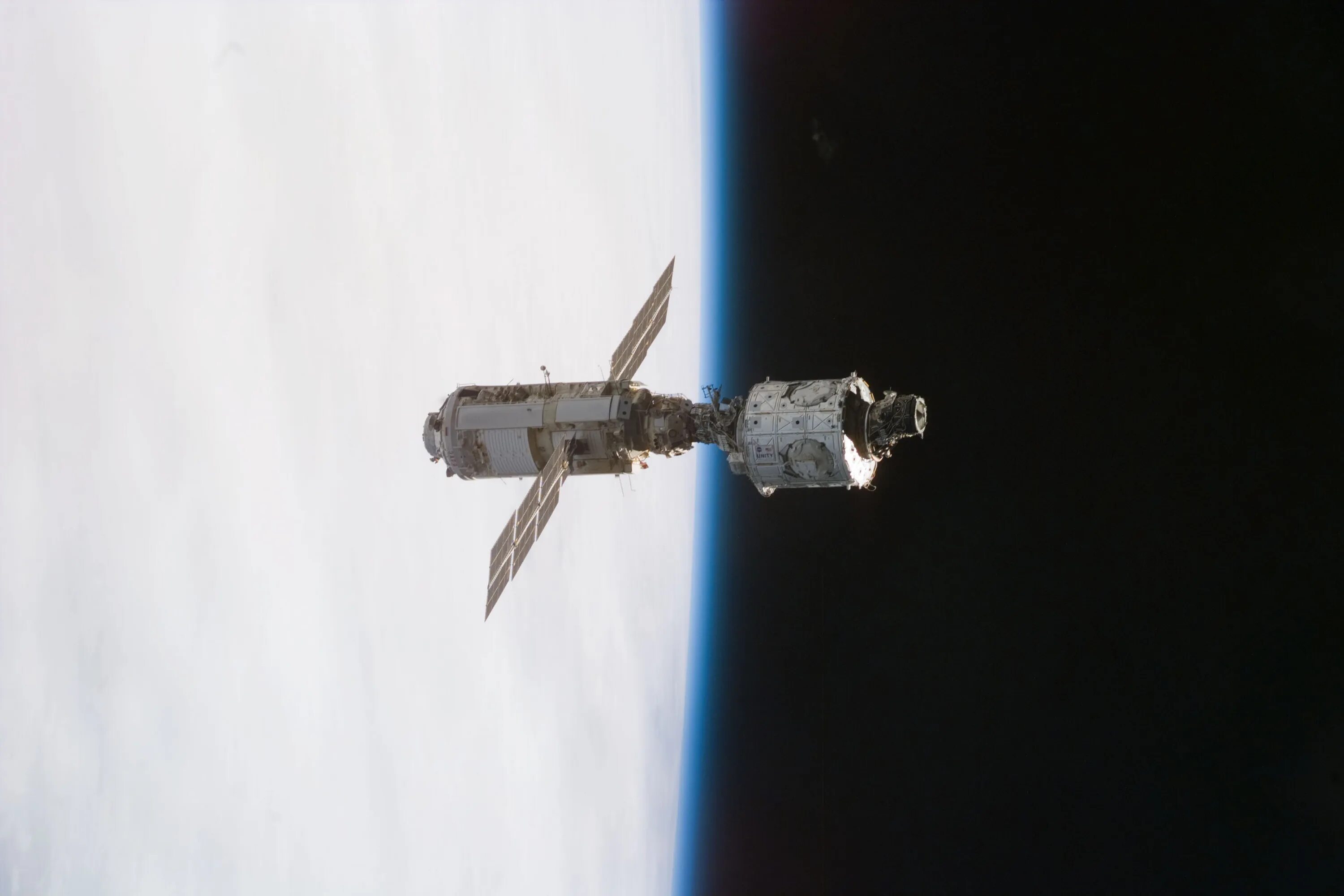 Международная космическая станция находящаяся на околоземной орбите. Модуль Заря 1998 МКС. Космос технологии. Стыковка космического корабля вблизи. Заря модуль МКС модель.