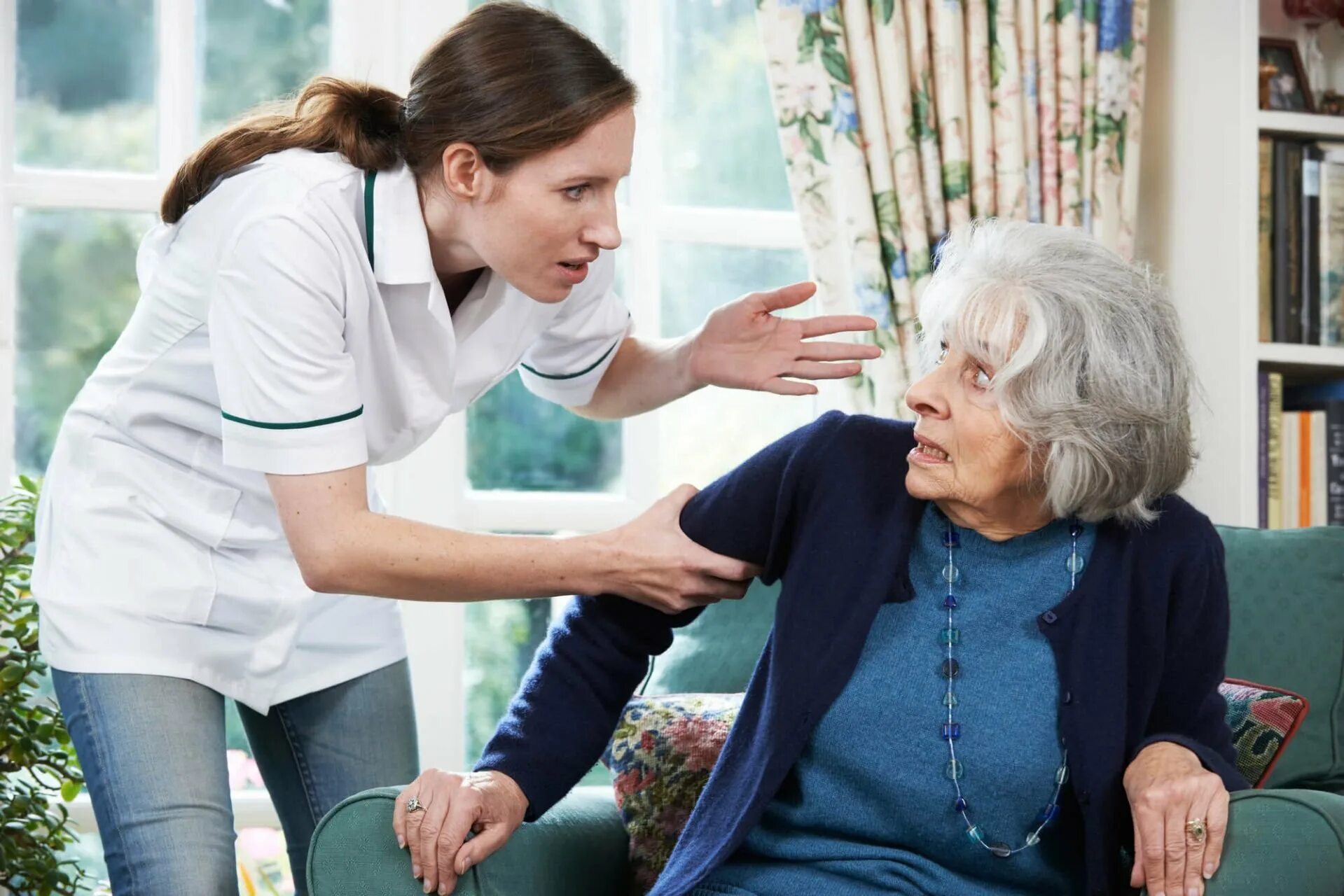 Общение с трудными пациентами. Общение с пожилыми людьми. Пожилые люди. Общение с пожилыми родителями. Пожилой работник.