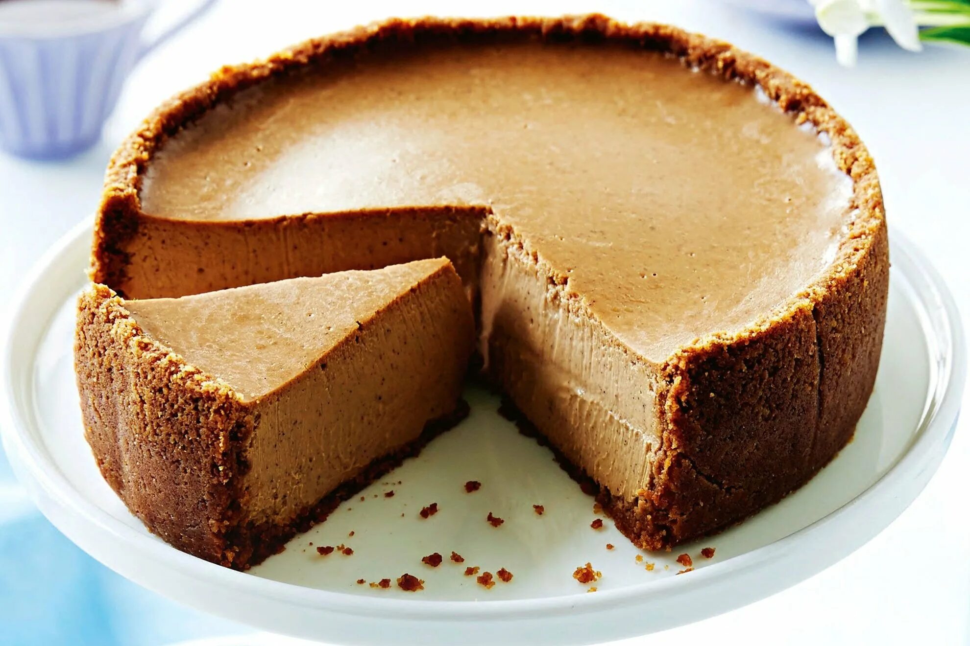 чизкейк карамельный со сгущенкой. чизкейк без выпечки с печеньем карамельный. чизкейк из сгущенки. чизкейк карамельно арахисовый.