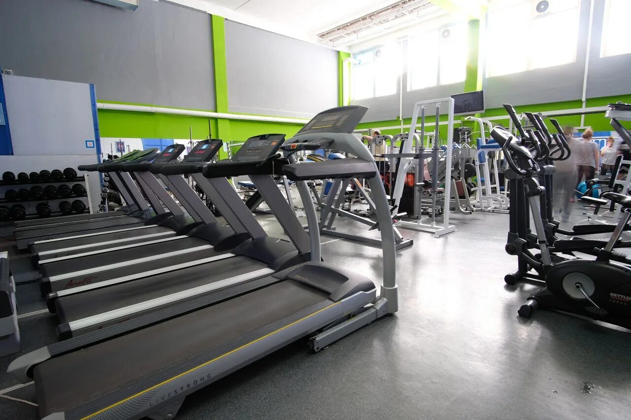 Спортзал лето. Фитнес центр Орехово Борисово. Тренажерные залы Орехово Борисово. Фитнес на Шипиловской.