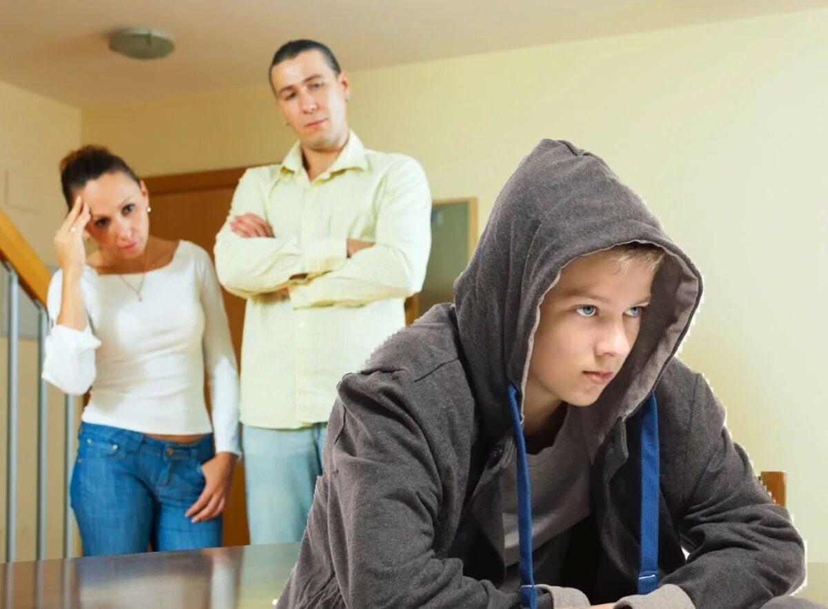 Где школа трудных подростков. Конфликт родителей и подростков. Подросток. Ругают подростка. Родители ругают подростка.