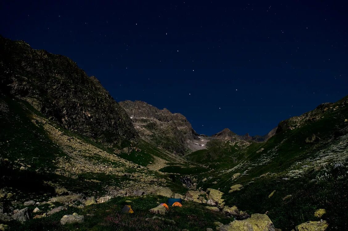 Свет северный кавказ. Ночь в горах Северного Кавказа. Горы ночью. Вечер в горах. Ночное небо в горах Кавказа.
