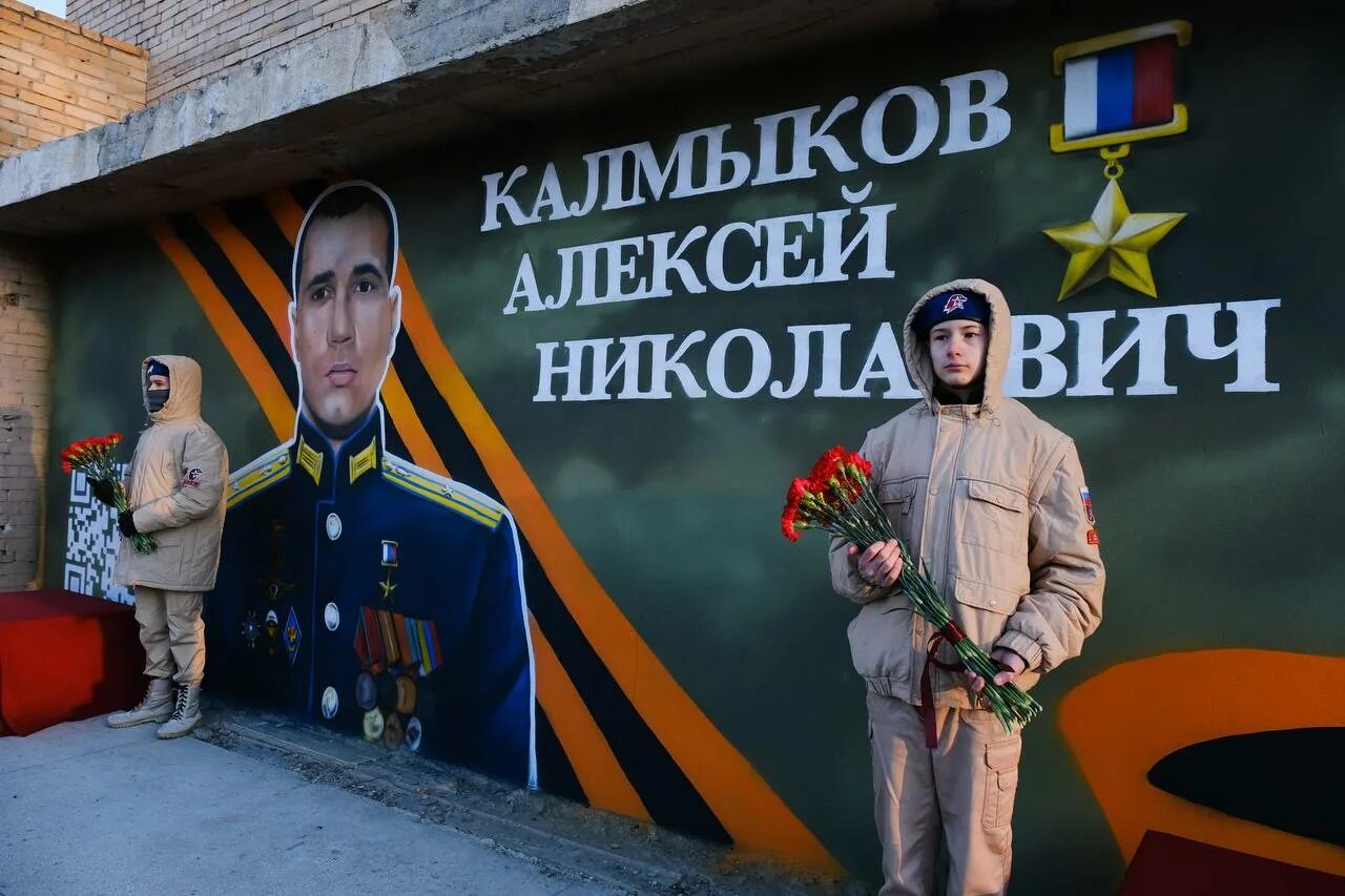 Мемориал в честь героев курской битвы. О подвиге о мужестве о славе. Мемориал курская дуга в курске. Честь героям. Честь героям.
