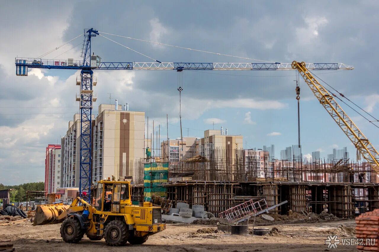 Стройка многоэтажного дома. Строится новая школа в кирове. Строительство новых стен. Стройка. Стройка высотных домов.