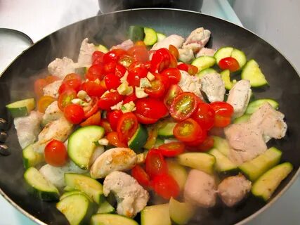 Куриная сковорода с кабачками