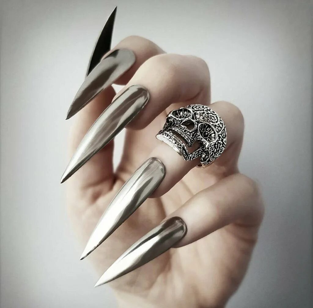 Ногти стилеты тройка. Ногти формы стилет готика. Маникюр на длинные ногти острые. Фаланговое кольцо коготь шейн. Ногти длинные острые.