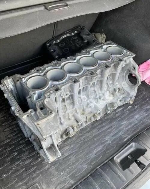 Блок цилиндров bmw n52. Гбц бмв м52 б25. M52 чугунный блок. Блок 1 52. Головка блока м54 б2.
