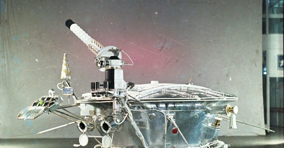 Самоходный аппарат совершивший путешествие по луне. Первая в мире автоматическая Лунная станция Луноход 1. Луноход 1 СССР. Луна-17 автоматическая межпланетная станция. Луна 17 и Луноход 1.