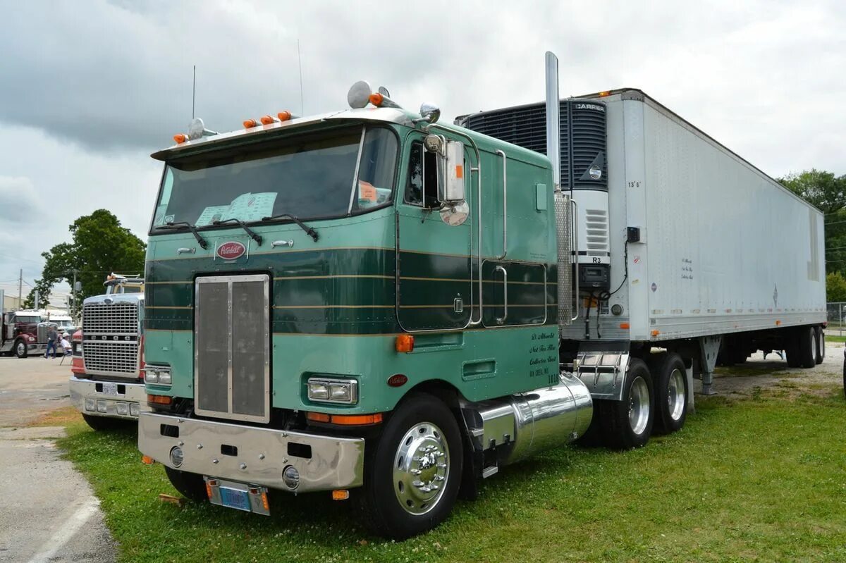 Американский грузовик peterbilt. Peterbilt 362 cabover. Бескапотный петербилт 362. Седельный тягач шевроле. Бескапотный тягач.