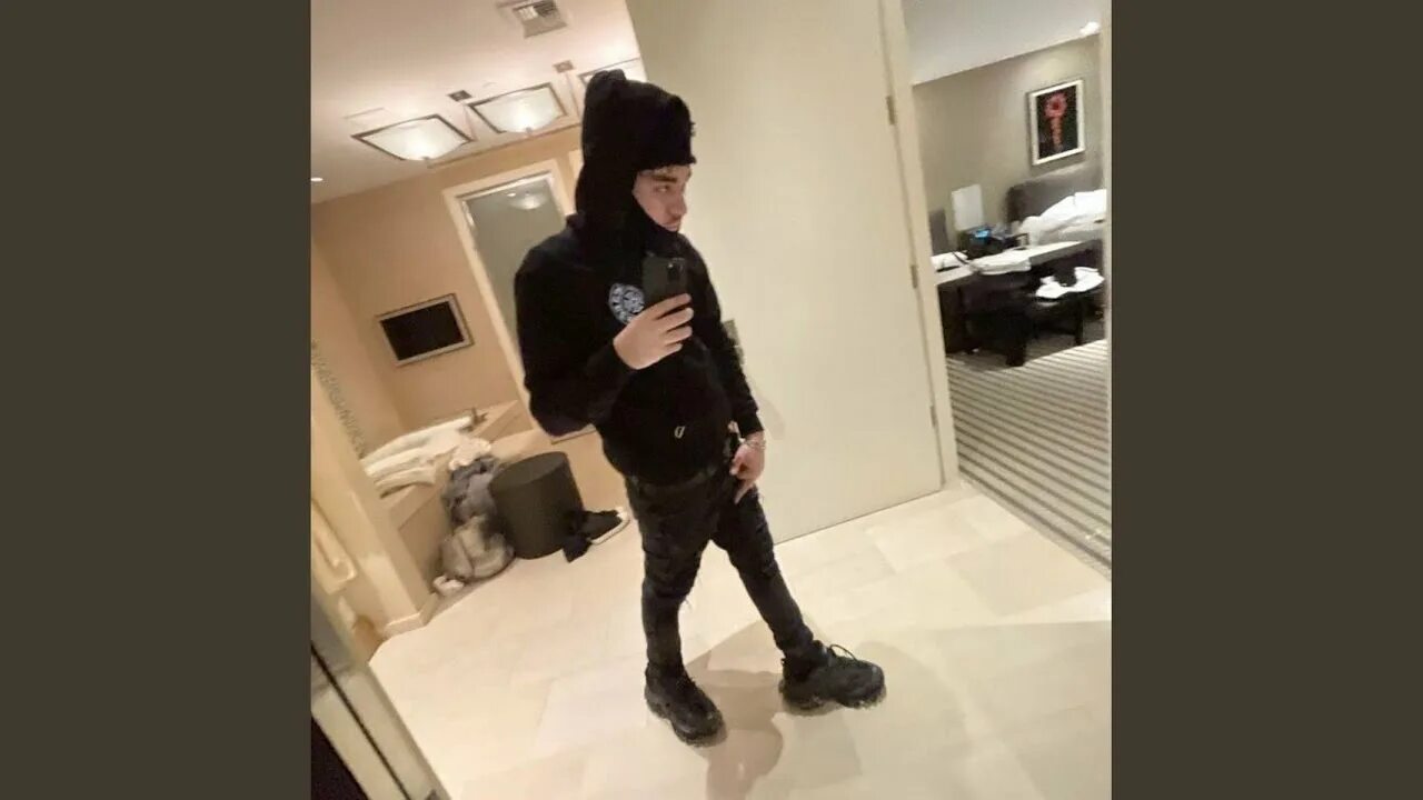 Yeat on tha. Yeat nvr again. yeat rapper up 2 me. шмот yeat. yeat в куртке.