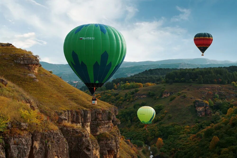 Солохаул аэростаты. Воздушный шар полет. Воздушный шар в горах. Большой воздушный шар.