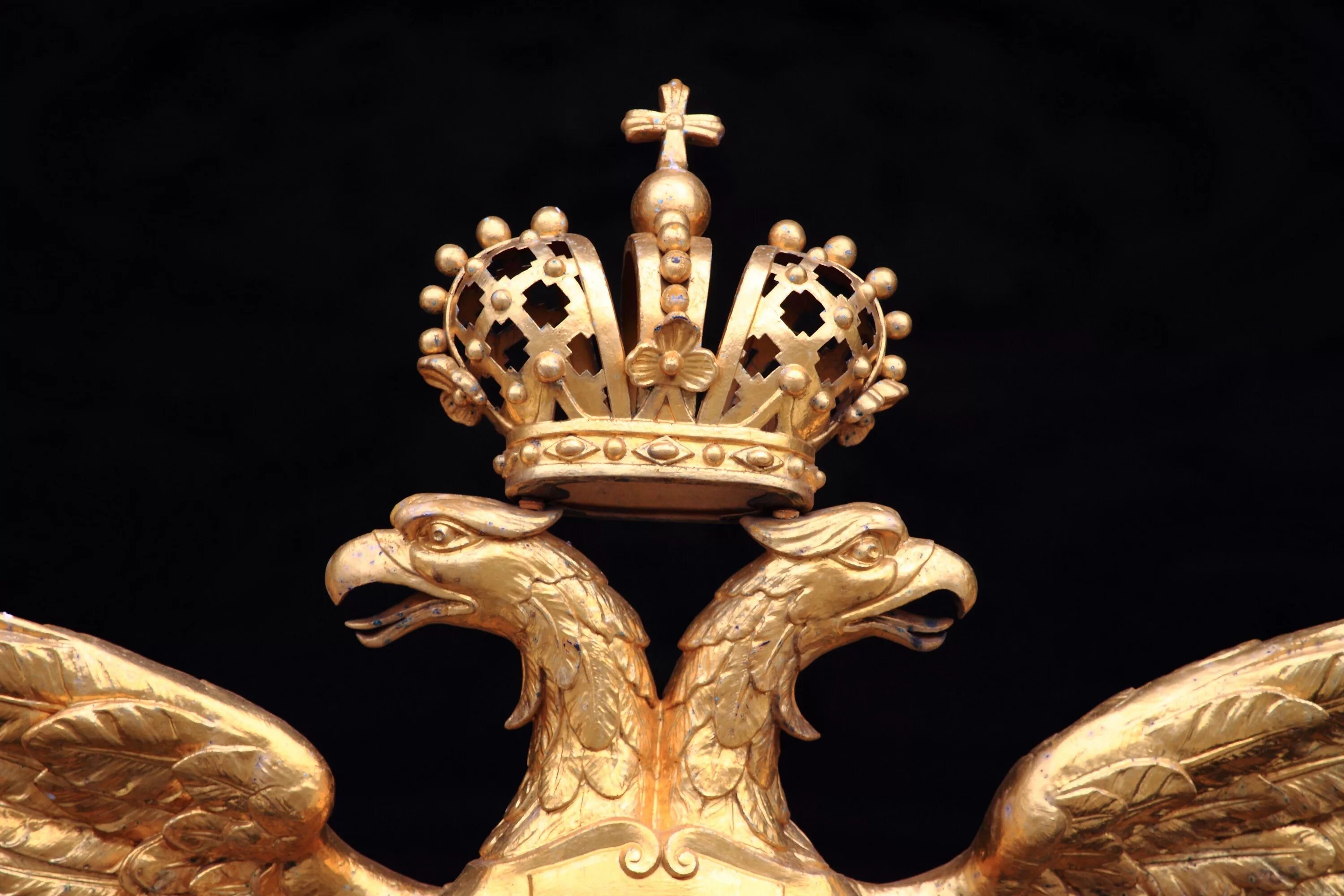Царской контакты. Геральдическая Императорская корона. Царский Орел двуглавый скульптура. Двуглавый орёл с одной еороной. Императорский двуглавый Орел.