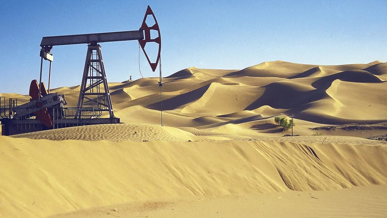 Нефтяные вышки в Саудовской Аравии. Добытие нефти в пустынях России. Нефтяные скважины в Саудовской Аравии. Саудовская Аравия нефтедобыча. Особенности природно ресурсного капитала алжира и египта