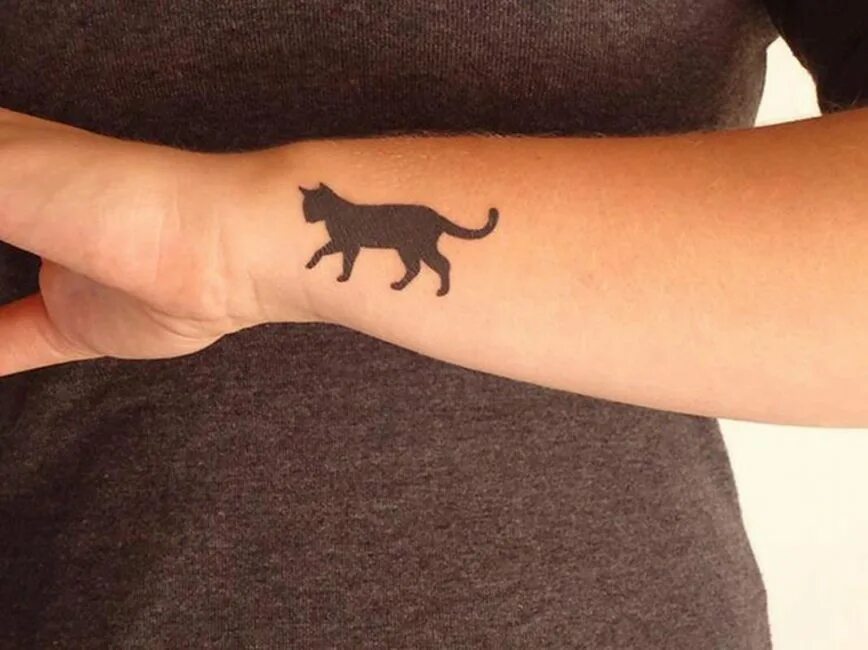 Тату на руку девушке кошка. Тату кошка. тату кошка на руке. тату кошка на запястье. мини тату черный кот.