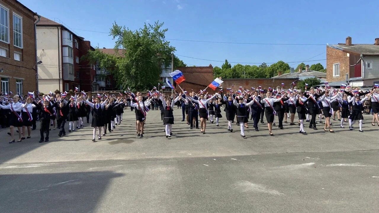 Г армавир школа. 10 Школа Армавир. 14 Школа Армавир. Директор 18 школы Армавир. 18 Школа Армавир.