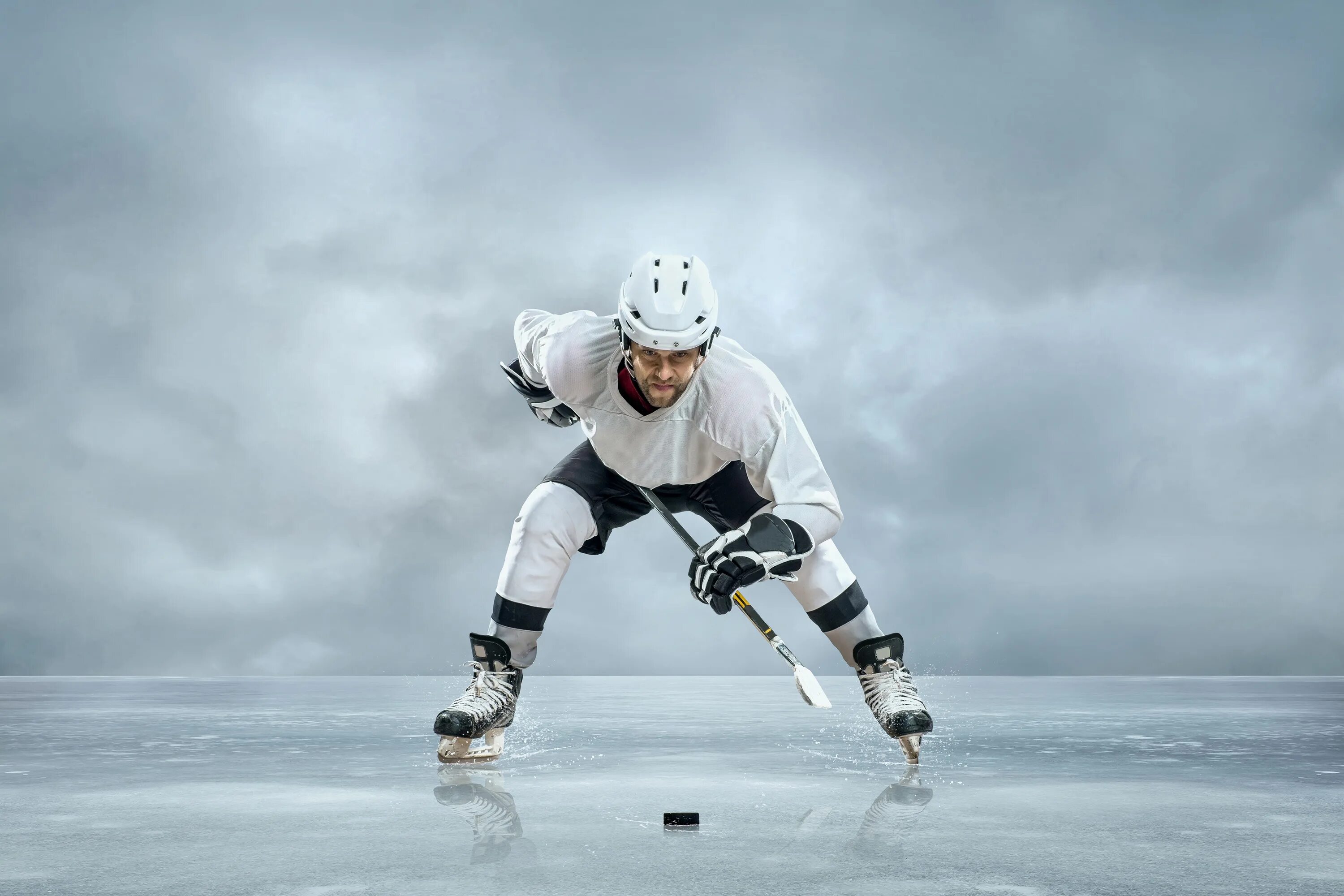 Манджапане хоккеист. Коньки Ice Hockey Skate. Лед хоккей. Шайба для хоккея. Хоккей с шайбой мужчины