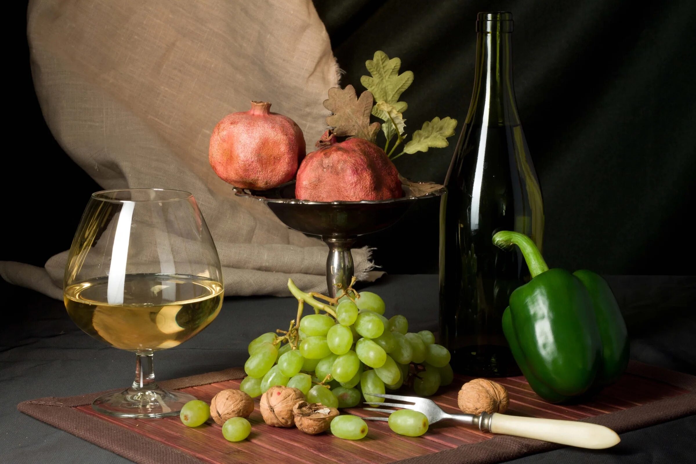 Яблоко, гранат, виноград, айва. Сорт саперави сорт винограда. Гранат и виноград. Граната виноград. Виноград к м гранат.