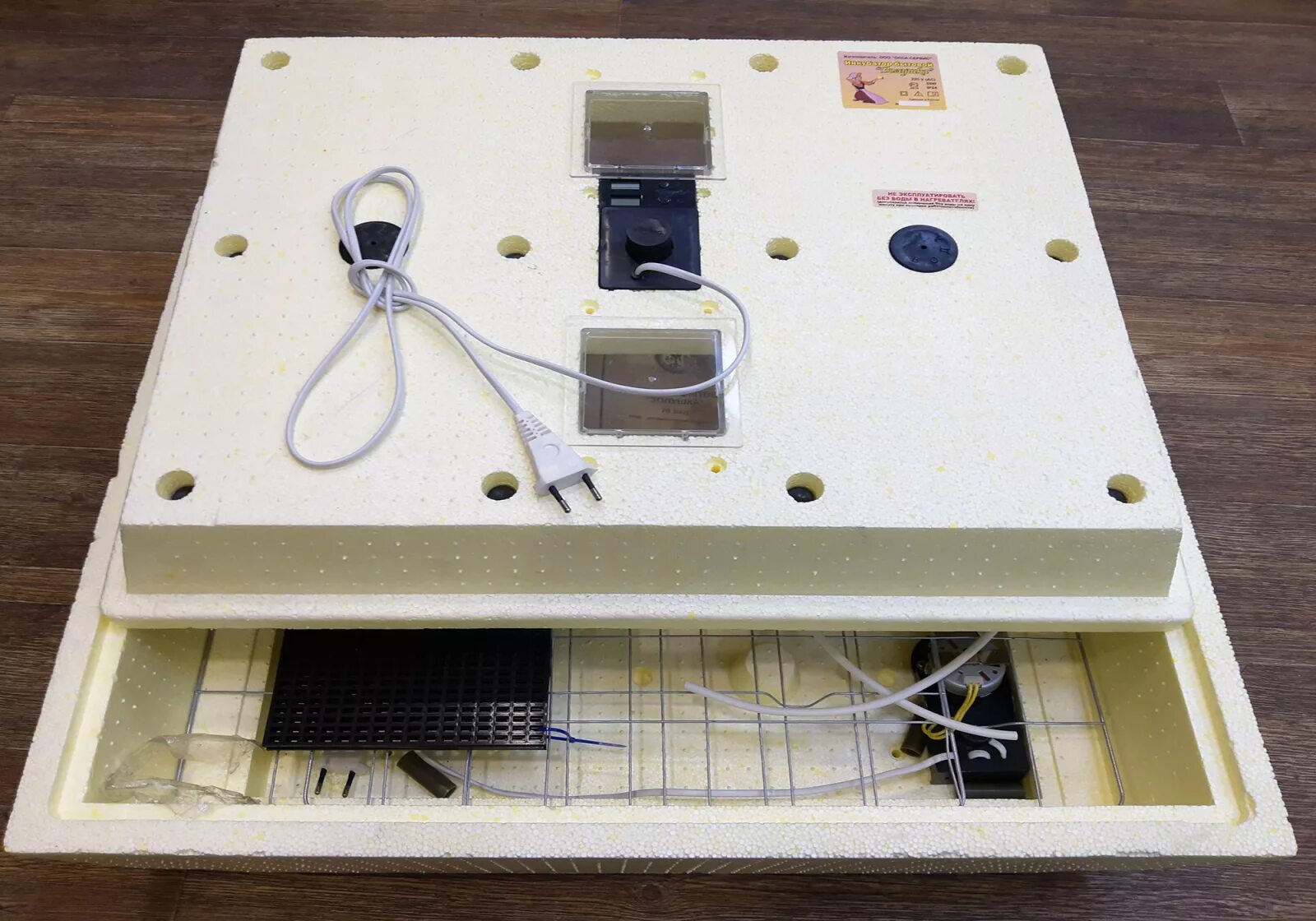 Инкубатор на 70 яиц автоматический переворот. Инкубатор Золушка 70/220/12. Инкубатор Золушка 70 яиц. Инкубатор Золушка 98/220. Инкубатор Золушка 98 яиц.