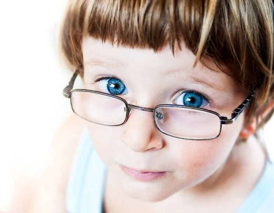 Расстройство нарушение зрения. Дети в очках для зрения. Очки для детей для зрения. Дети с нарушением зрения. Очки для детей с астигматизмом.