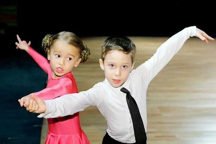 Где малыши танцуют. Спортивные танцы для детей. Малыши танцуют. Детский бальный танец. Танцы дети и взрослые.