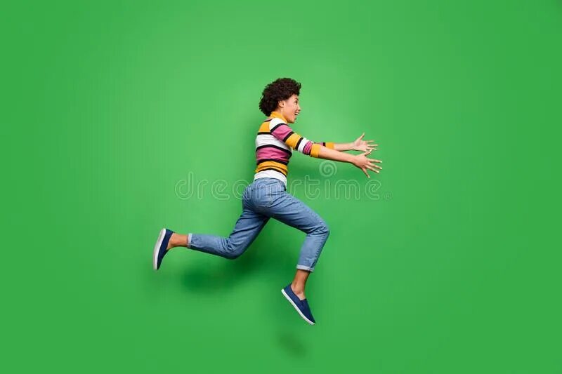 Come here dear. Обнимающий человек на зелёном фоне.
