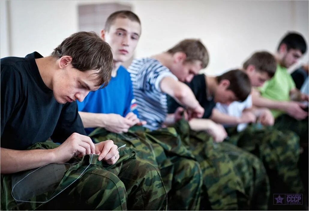 Можно ли в армии. Военная подготовка молодежи. Солдаты в казарме. Быт военнослужащих. Быт солдат в армии.