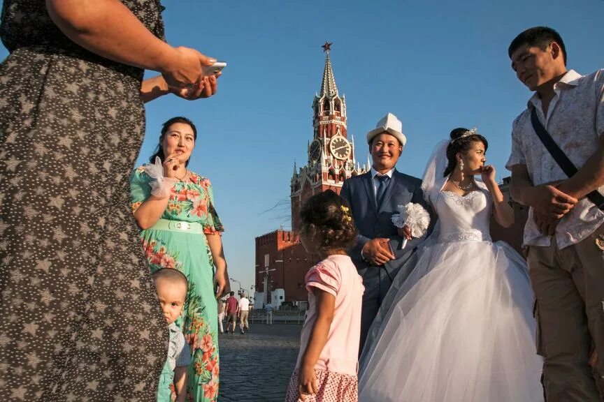 Киргизы большая. Кыргызы в Москве. Киргизы в МО. Семья мигрантов из Киргизии. Мигранты большие семьи в Москве.