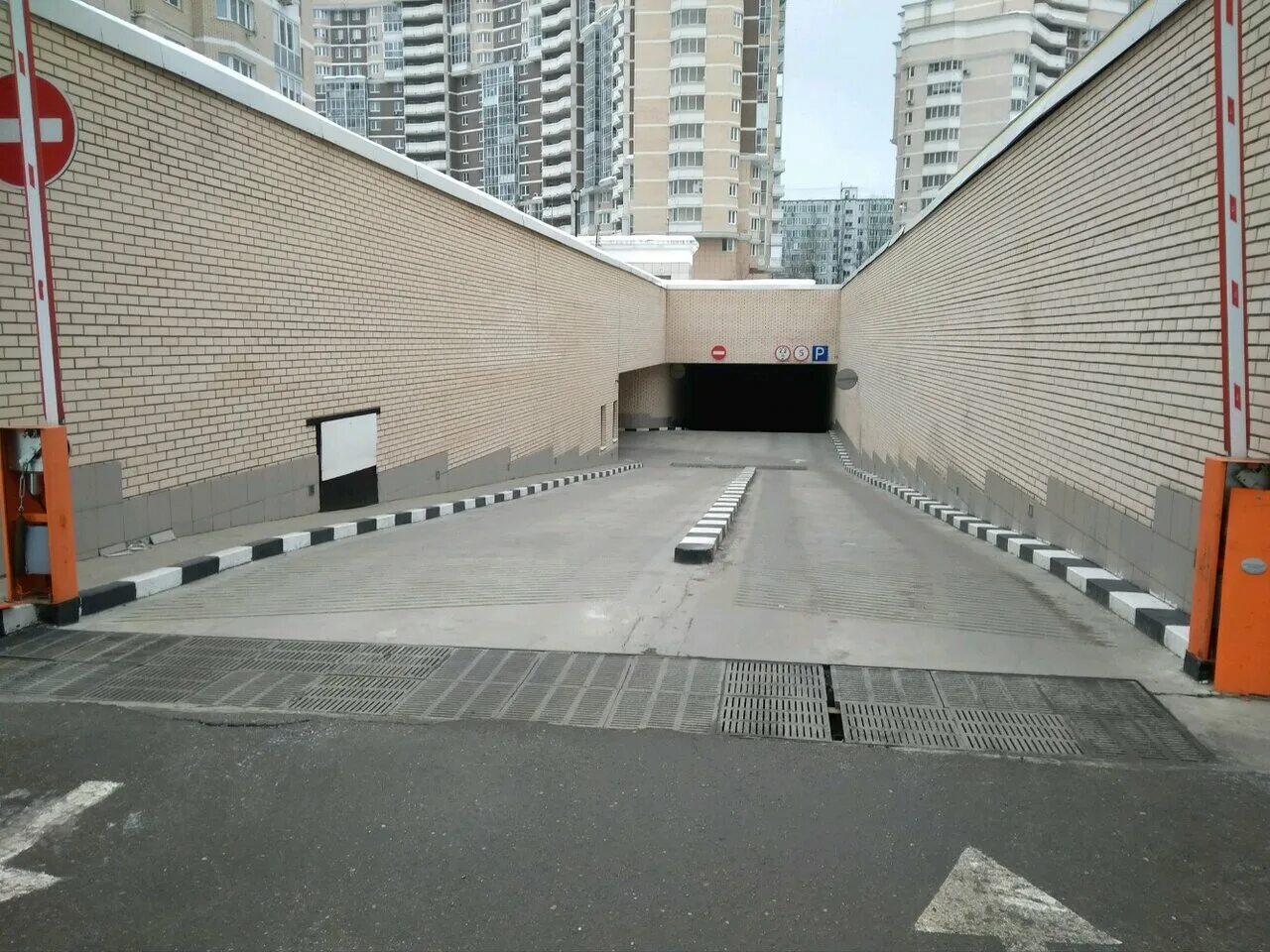 подземный паркинг москва. подземная парковка. подземный паркинг в муссоне. красивая подземная парковка. подземный паркинг москва.