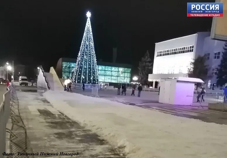 Погода дзержинск нижегородская по часам. Елка на площади Дзержинского Дзержинск. Снежный город площадь Дзержинского 2022 Дзержинск. Снежные площадь в Дзержинске Нижегородской области. Сквер Дзержинского Дзержинск.