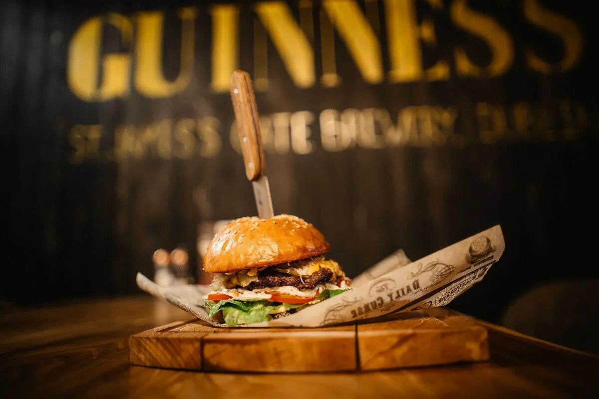 Тверь фуд. Паб Гиннес. Guinness Steak pub. Бар Гиннес Тверь. Бургер -50% скидка.