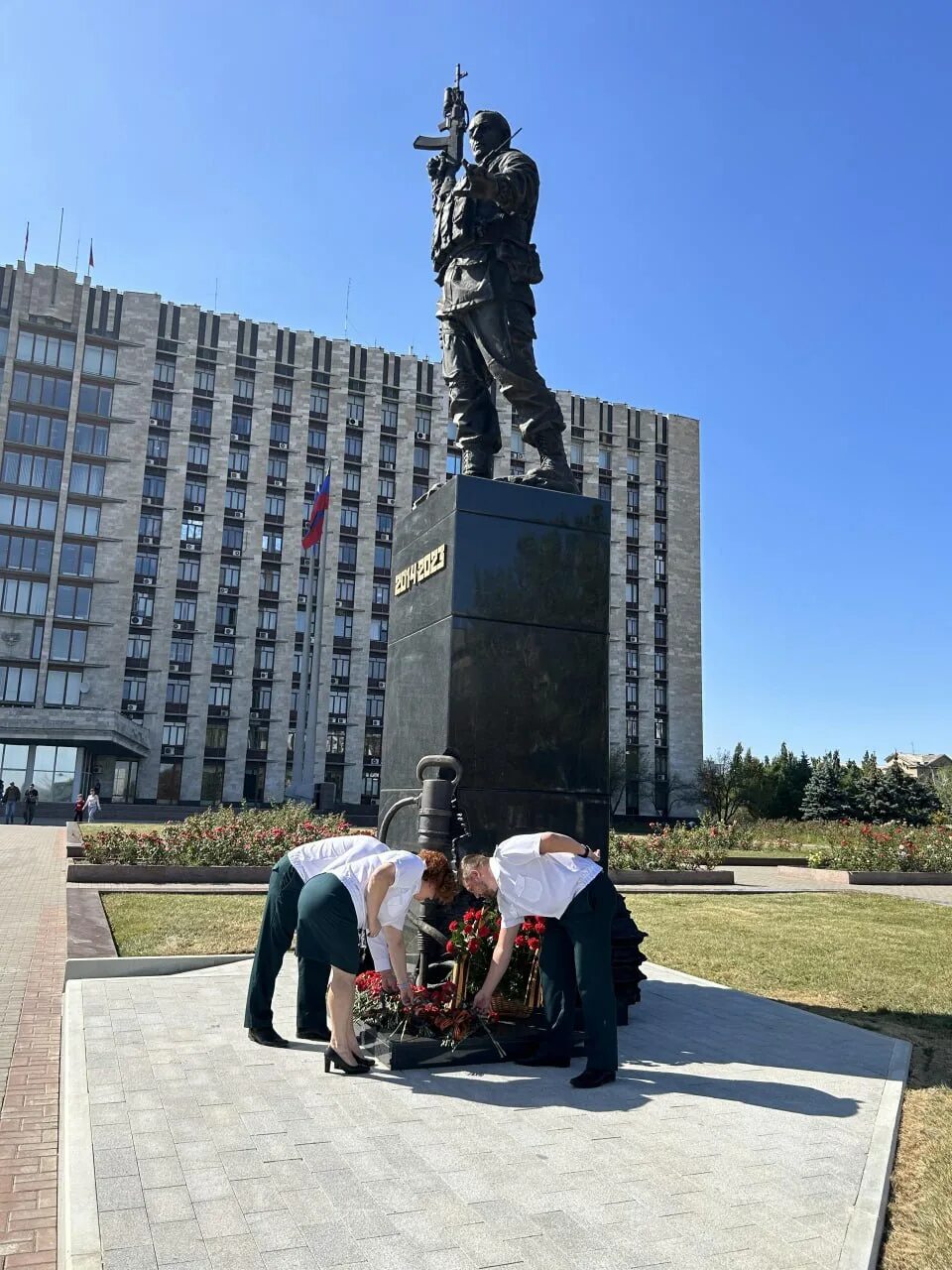 Памятники в донецке фото. Памятник шахтерскому труду в донецке. Монумент жертвам фашизма в донецке. Памятники шахтерам донбасса. Памятники в донецке фото.