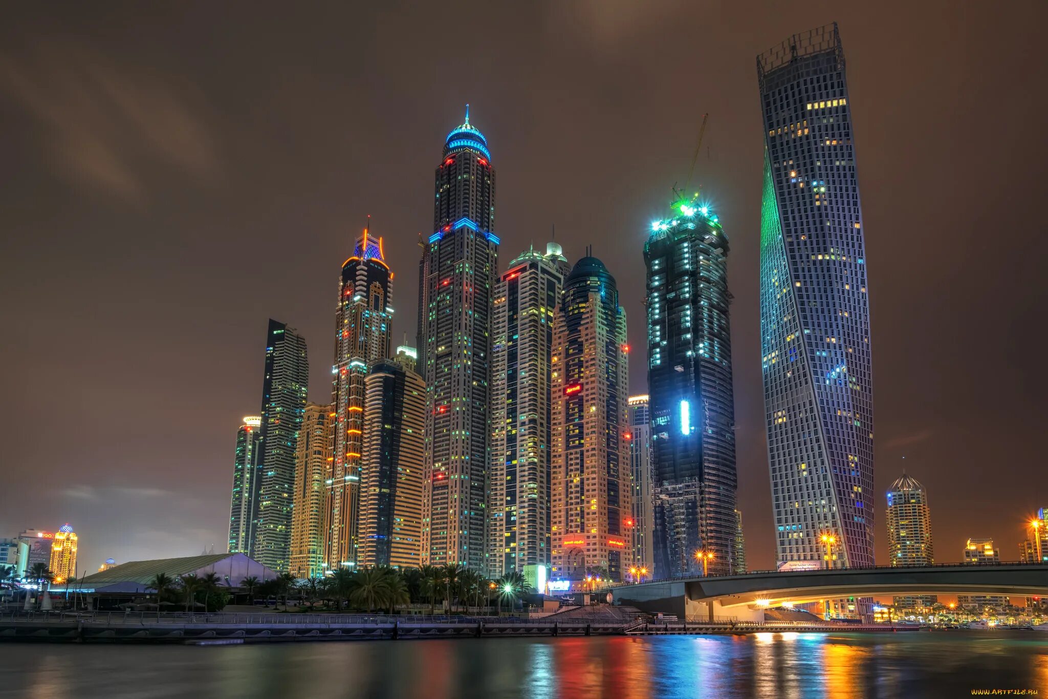 Дубай небоскребы. Дубай Тауэрс. Cayan Tower Dubai Marina.