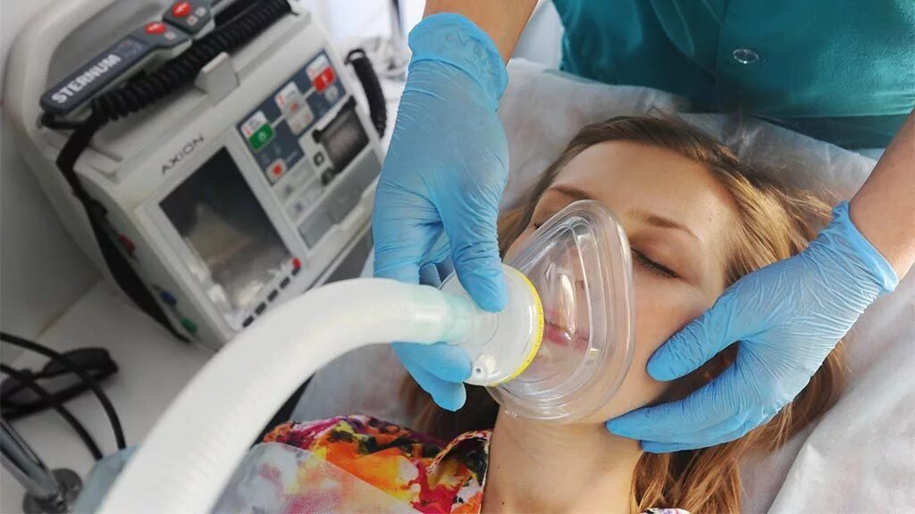 Дыхательный аппарат в больнице. Аппарат искусственного дыхания. ИВЛ аппарат в реанимации.