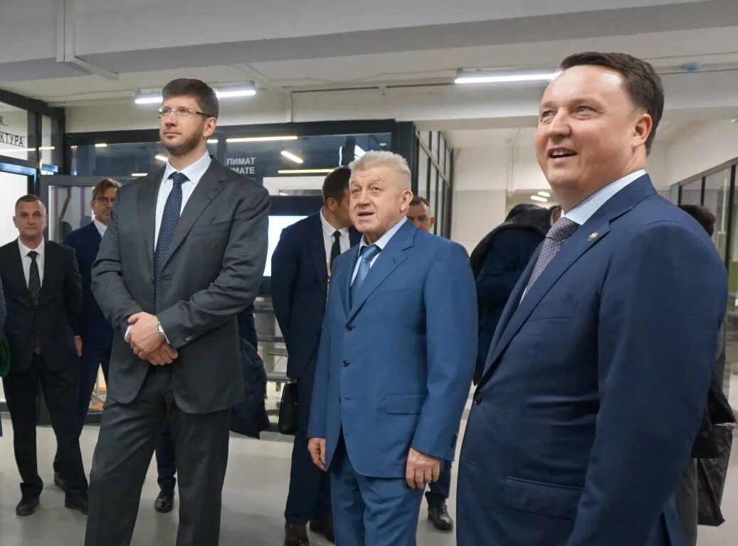 Айзатуллин министр строительства. Министр строительства рт айзатуллин. айзатуллин марат мансурович. ямалеев марат мансурович. марат мансурович наби.