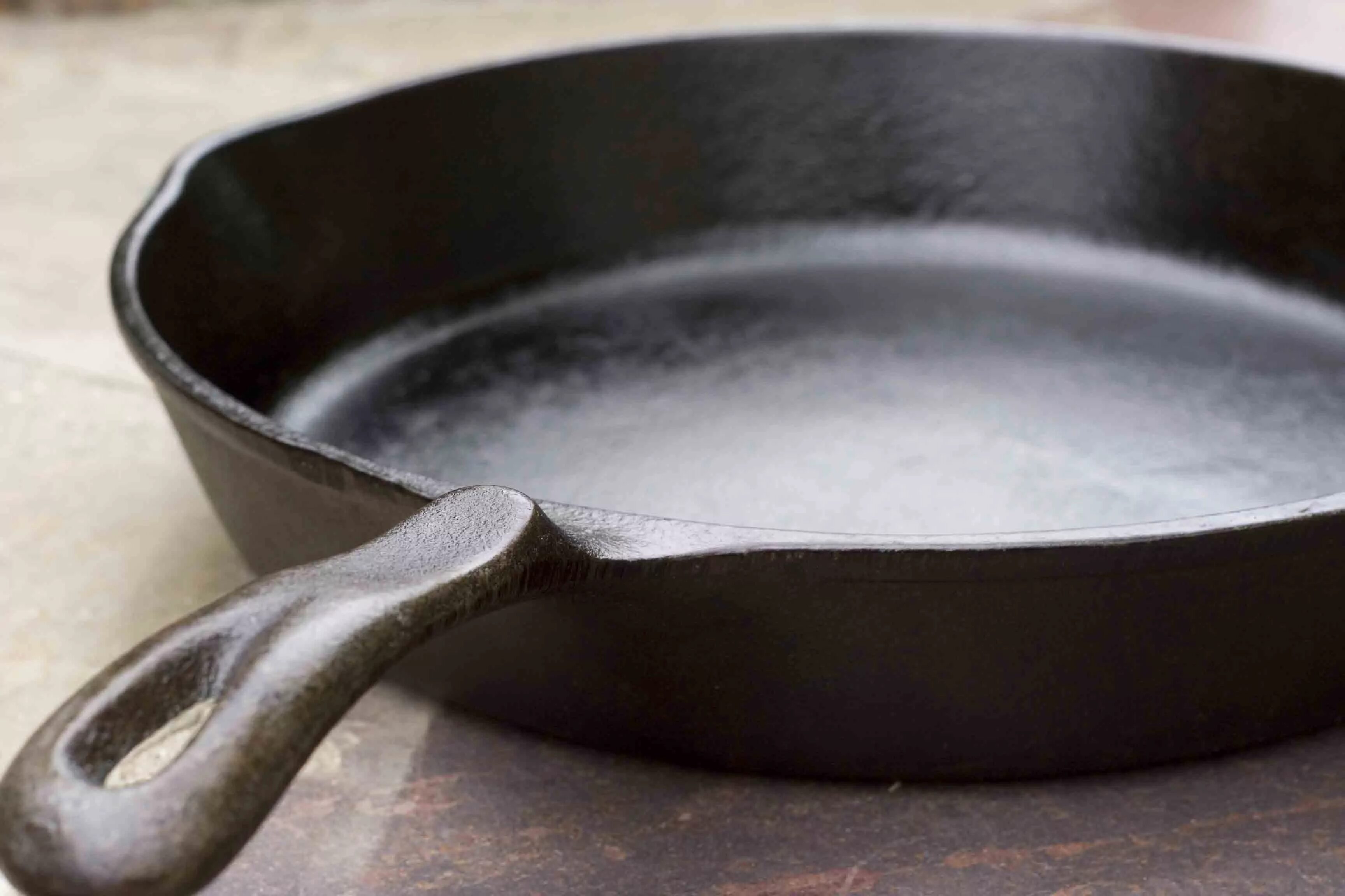 Как восстановить чугунную сковороду. Сковорода глубокая чугун ф280. Cast Iron Skillet. ГМЗ сковорода чугунная. Чугунная сковорода Старая.