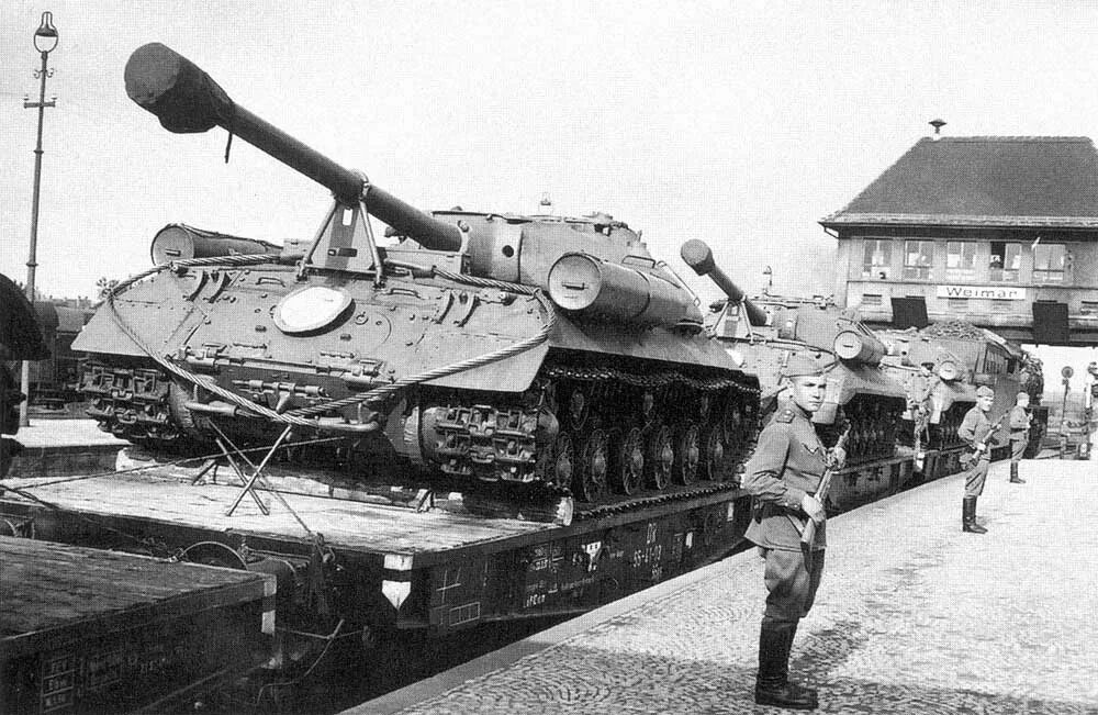 Какие танки были в 1941 году. Танк ИС 3 В Берлине. Советские тяжелые танки 1941-1945. Танк второй мировой войны Советский ИС 2. Танк 2 мировой войны СССР ис7.