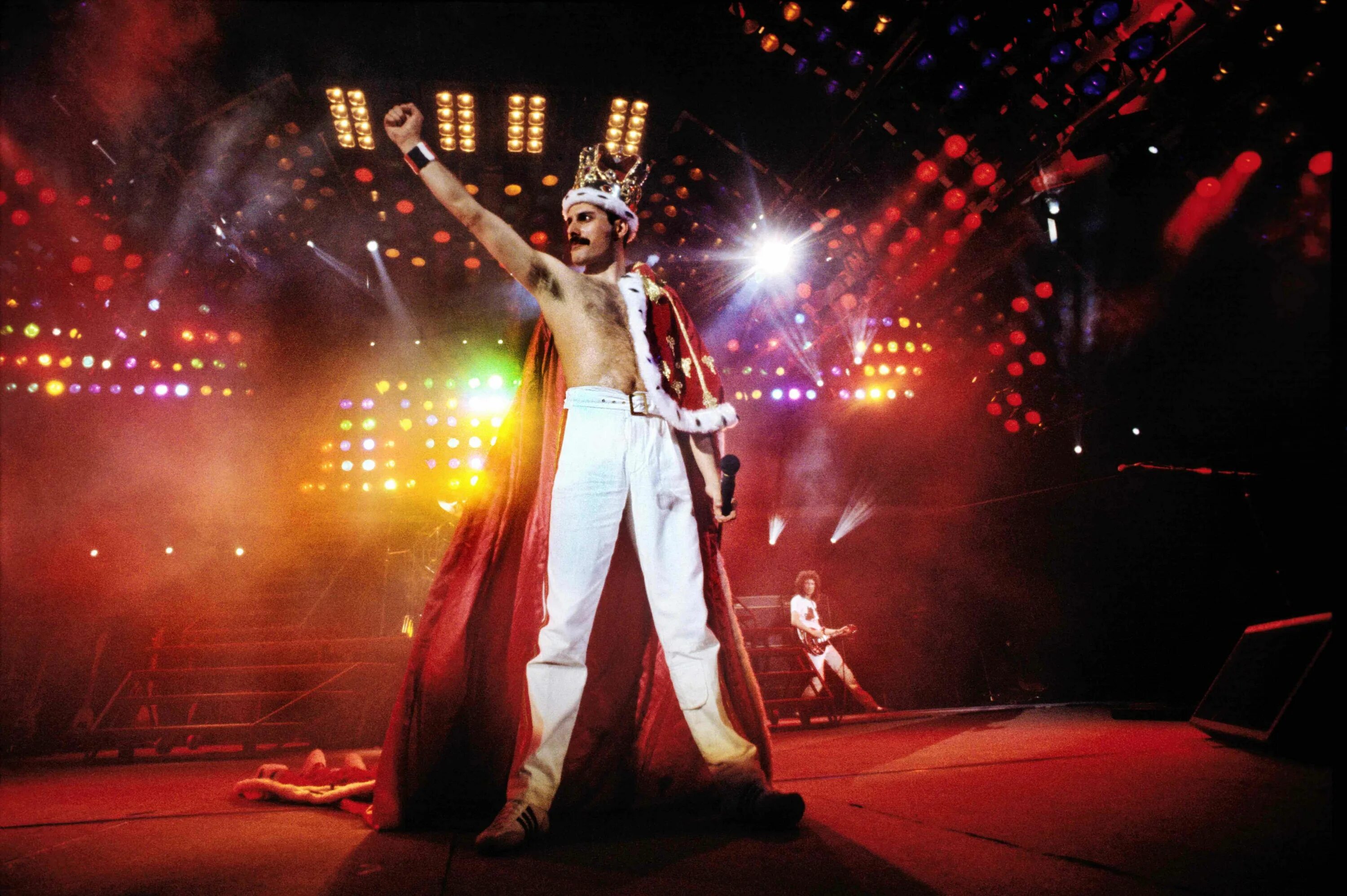 Меркьюри стадион. Фредди Меркьюри Wembley 1986. Группа Квин Фредди. Группа куин Фредди Меркьюри. Фредди Меркури концерт 1986.